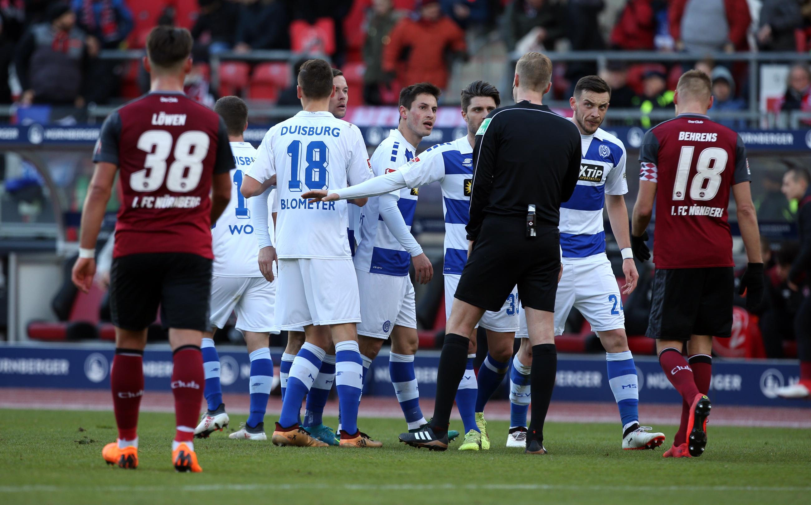 ..., aber: Der Linienrichter will eine Abseitsposition erkannt haben - doch die gab es definitiv nicht.