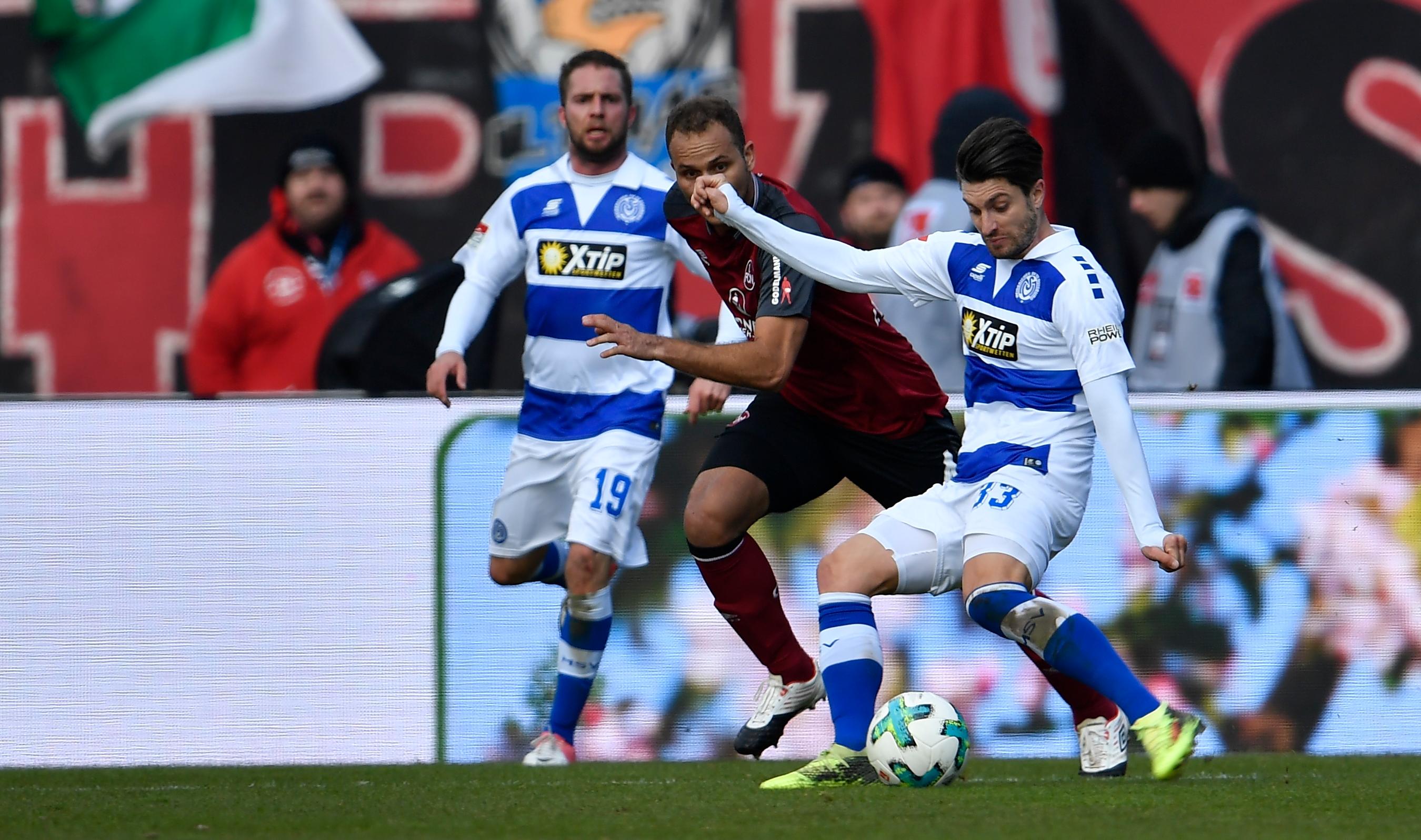 Und auf einmal sind die G&auml;ste wieder im Spiel. Moritz Stoppelkamp, der Europacup-erfahrene Routinier in Diensten der Zebras, versucht es einfach mal mit einem Schuss vom rechten Strafraumeck. Bredlow schaut und spekuliert darauf, dass der Ball ins Aus geht...