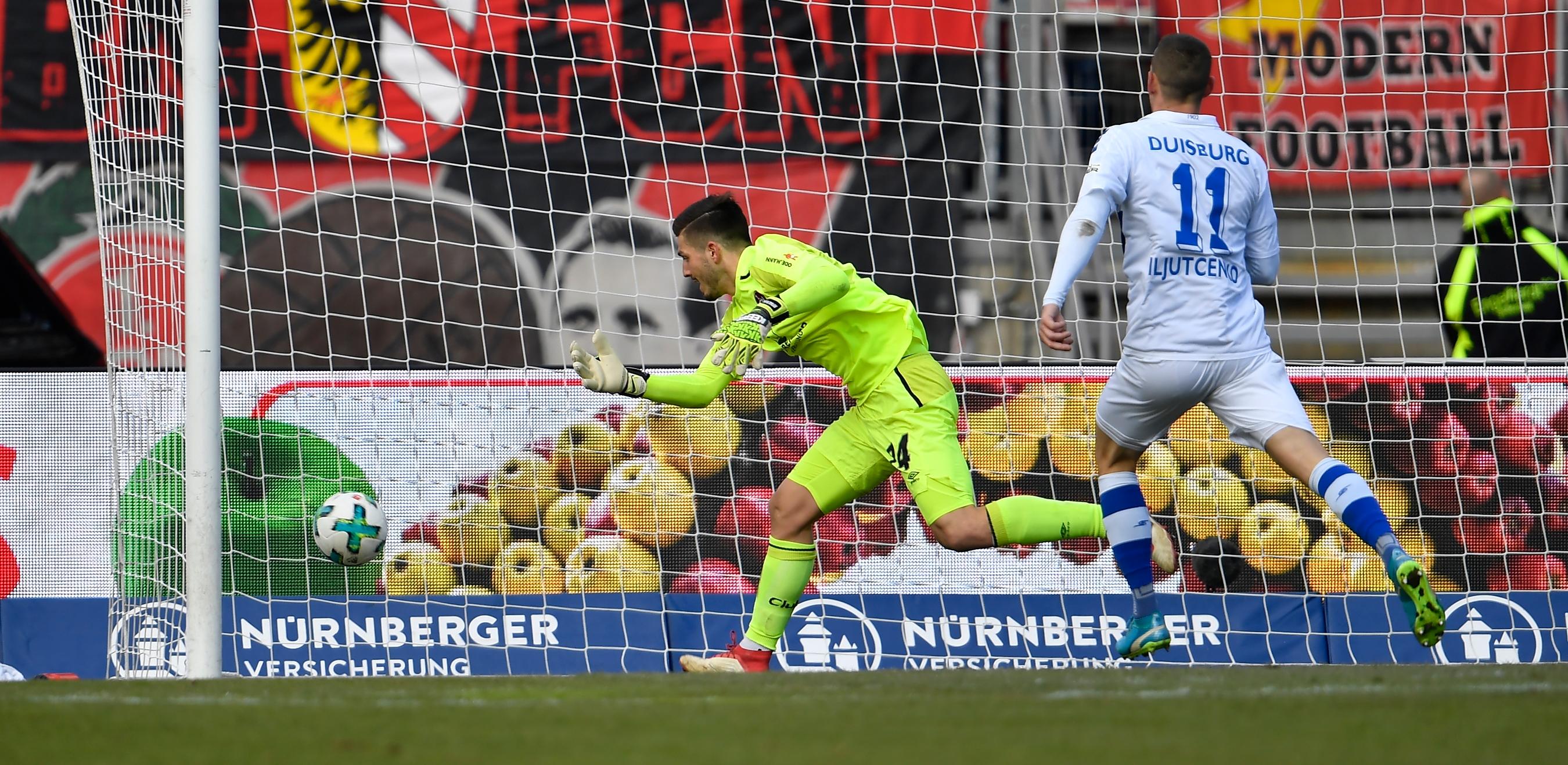 Dabei hat sich der Held vom 0:0 auf St. Pauli aber ordentlich versch&auml;tzt und der Torwart muss zusehen, wie das Spielger&auml;t ins Tor flutscht. Vermeidbar, &auml;rgerlich und bitter so kurz vor der Pause - aber kann halt mal passieren. Nach 41 Minuten steht es also nur noch 2:1 f&uuml;r N&uuml;rnberg.