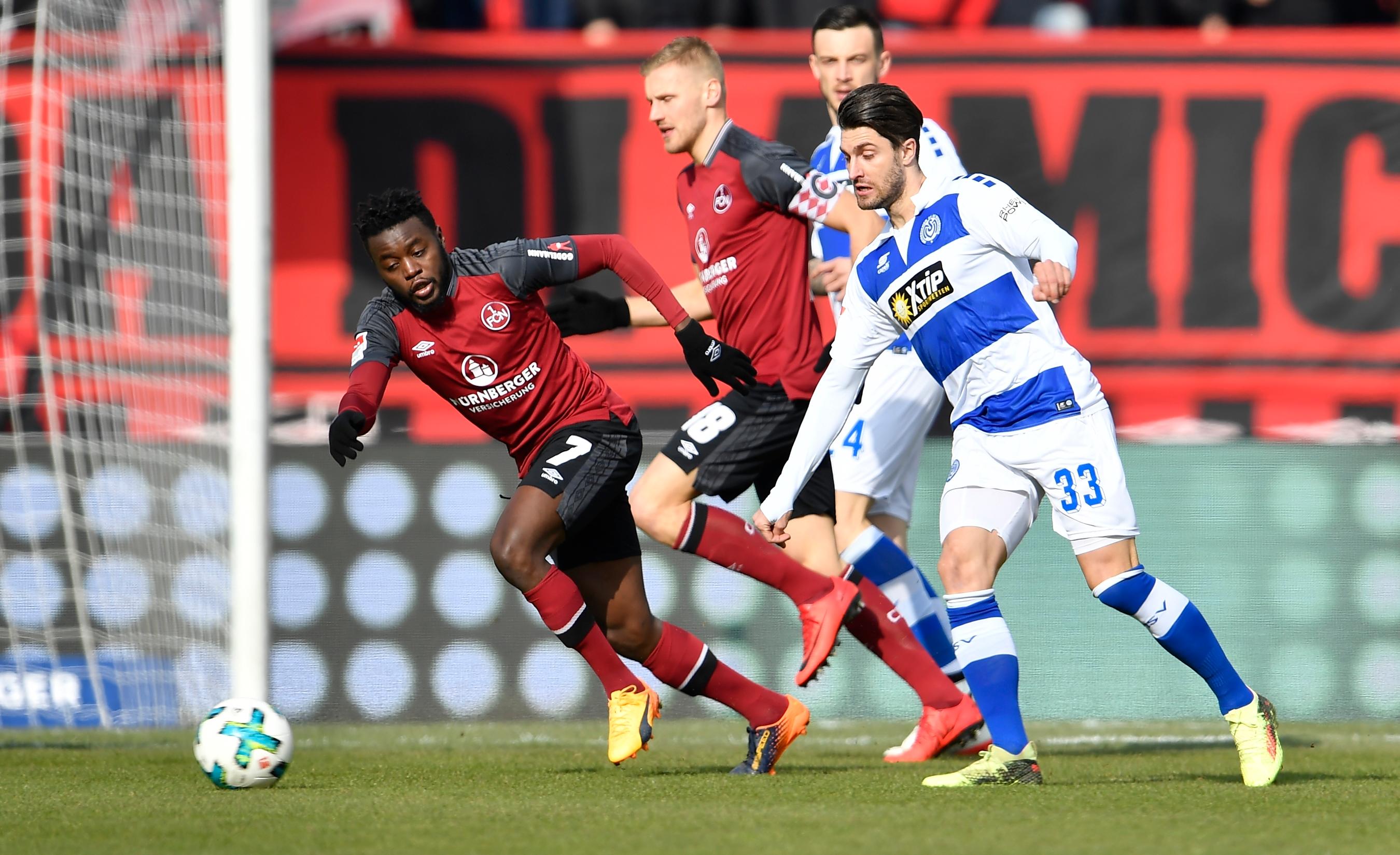 Damit geht's dann auch in die Pause, flotte 45 Minuten zwischen zwei ansehnlich spielenden Mannschaften sind vorbei. Die gute Nachricht: Mit diesen drei Punkten w&auml;re der Club Tabellenf&uuml;hrer. Die schlechte Nachricht: Duisburg sah zum Ende der 1. Halbzeit hin nicht so aus, als w&uuml;rden sie sich hier geschlagen geben.