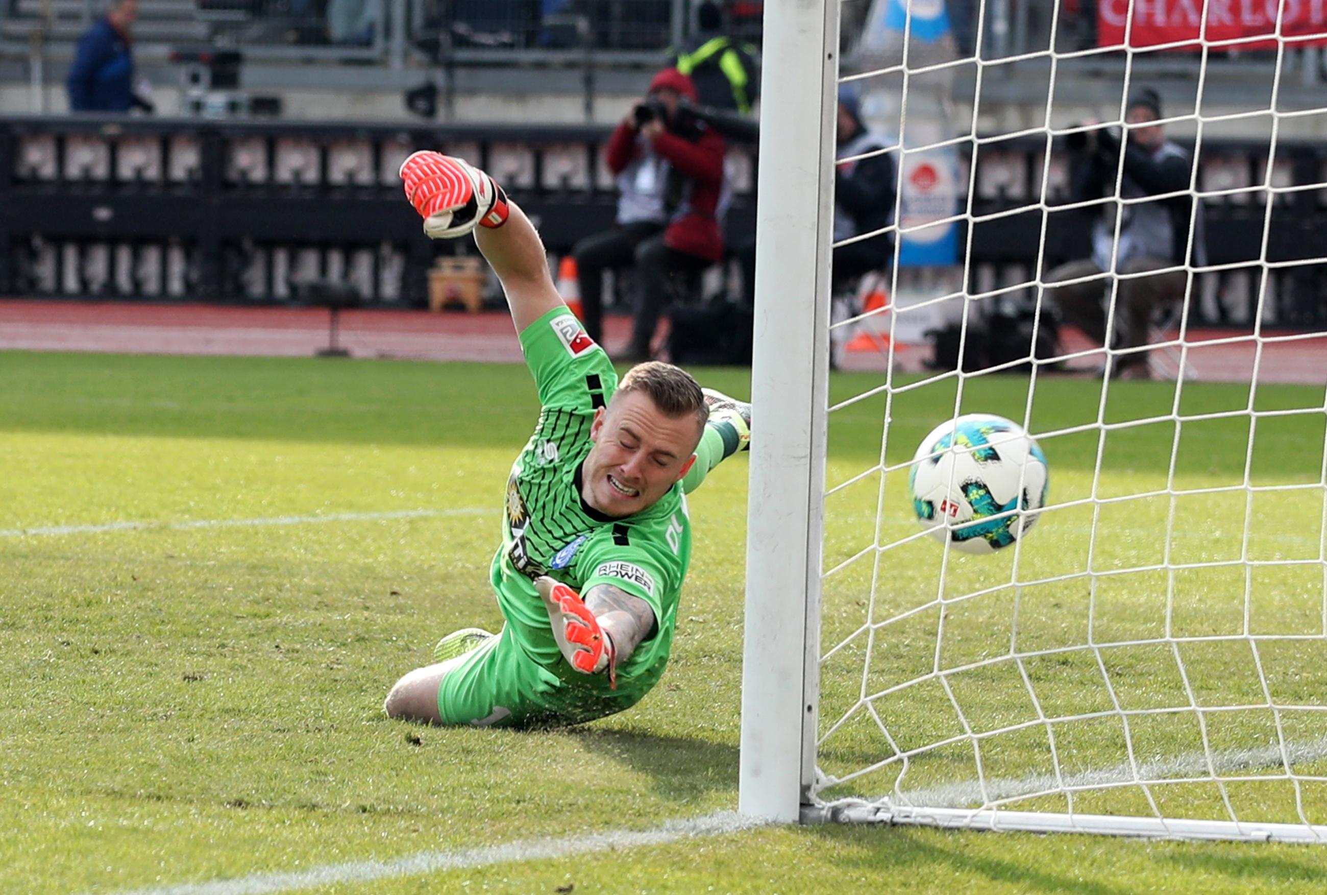 Mitten in die Drangphase der Gastgeber sorgt Eduard L&ouml;wen dann aber f&uuml;r Entspannung: Nach einer Ecke von Enrico Valentini faustet Flekken den Ball aus dem Strafraum, allerdings ziemlich zentral. Dort steht der Club-Allrounder, der die Kugel mit der linken Klebe einfach mal Volley nimmt und...