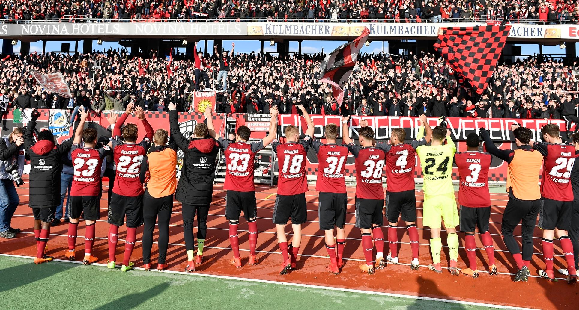 Es folgt: Der verdiente Applaus von den Zuschauern, die nicht nur &uuml;ber die Tabellenf&uuml;hrung, sondern auch &uuml;ber nun sieben Punkte Vorsprung auf Rang drei jubeln d&uuml;rfen.