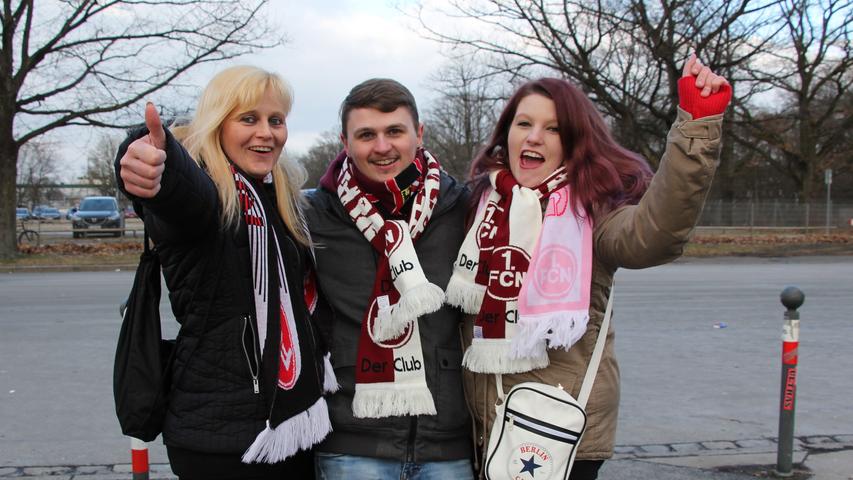 Manu, Markus und Julia (von links) sind ganz euphorisch über den 3:1-Erfolg. "Sieg ist alles", sind sie sich einig, auch wenn Markus Teile der zweiten Hälfte etwas öde fand. Zum Schluss hätten die Spieler dann aber wieder Gas gegeben - "sonst wäre ja auch nicht das dritte Tor gefallen." Jetzt sind die drei guter Hoffnung, dass der Club weiterhin oben bleibt. "Aufstieg? Freilich!"