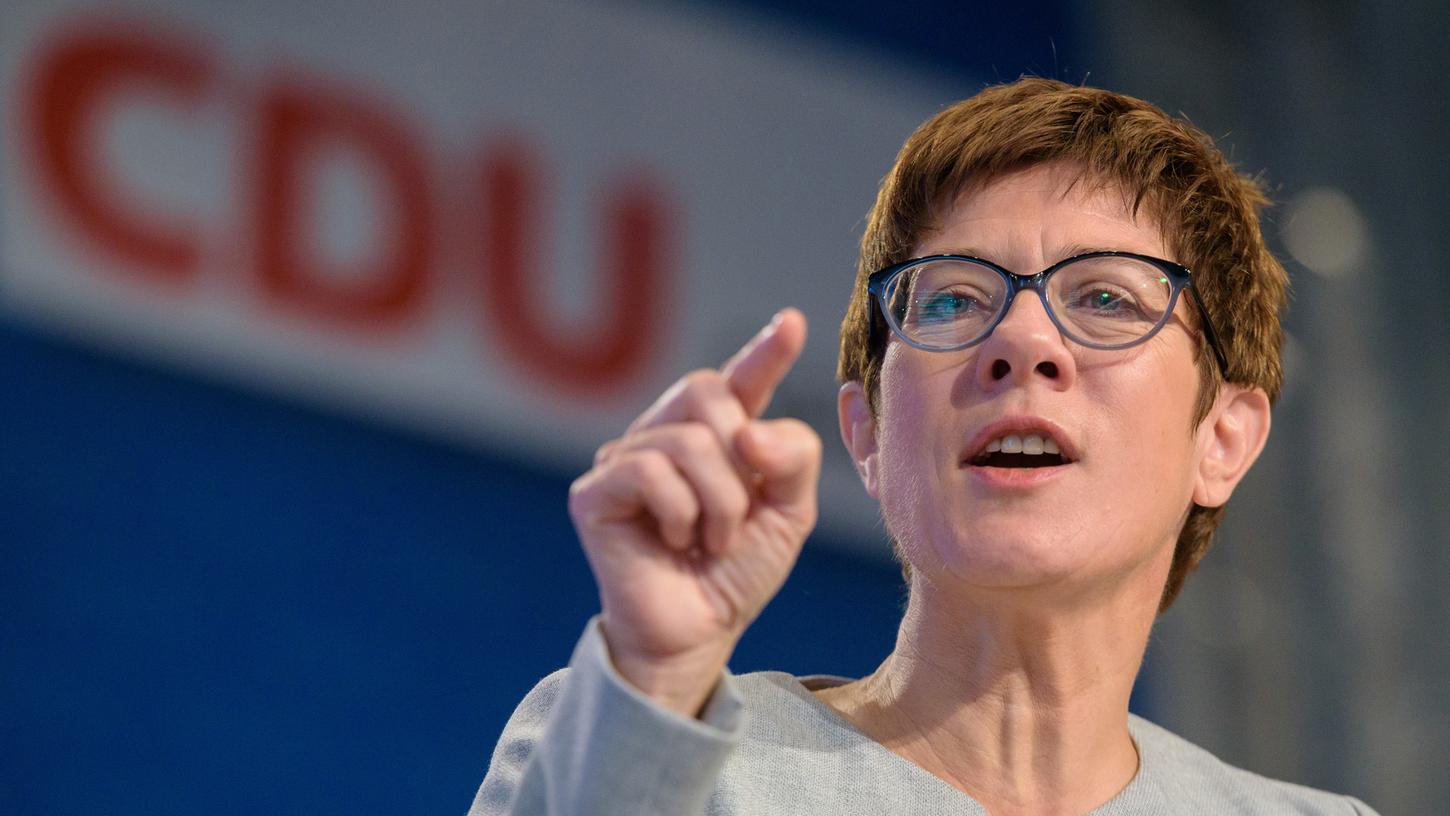 Nach dem Rücktritt des CDU-Generalsekretärs Peter Tauber soll die saarländische Ministerpräsidentin Annegret Kramp-Karrenbauer seine Nachfolge antreten.