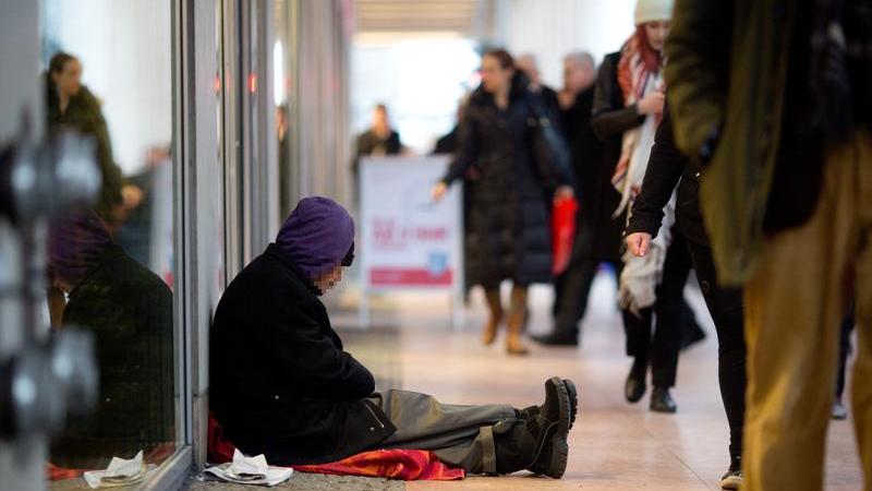 Eine drastische Form sichtbarer Armut: Ein Obdachloser bittet um kleine Gaben.