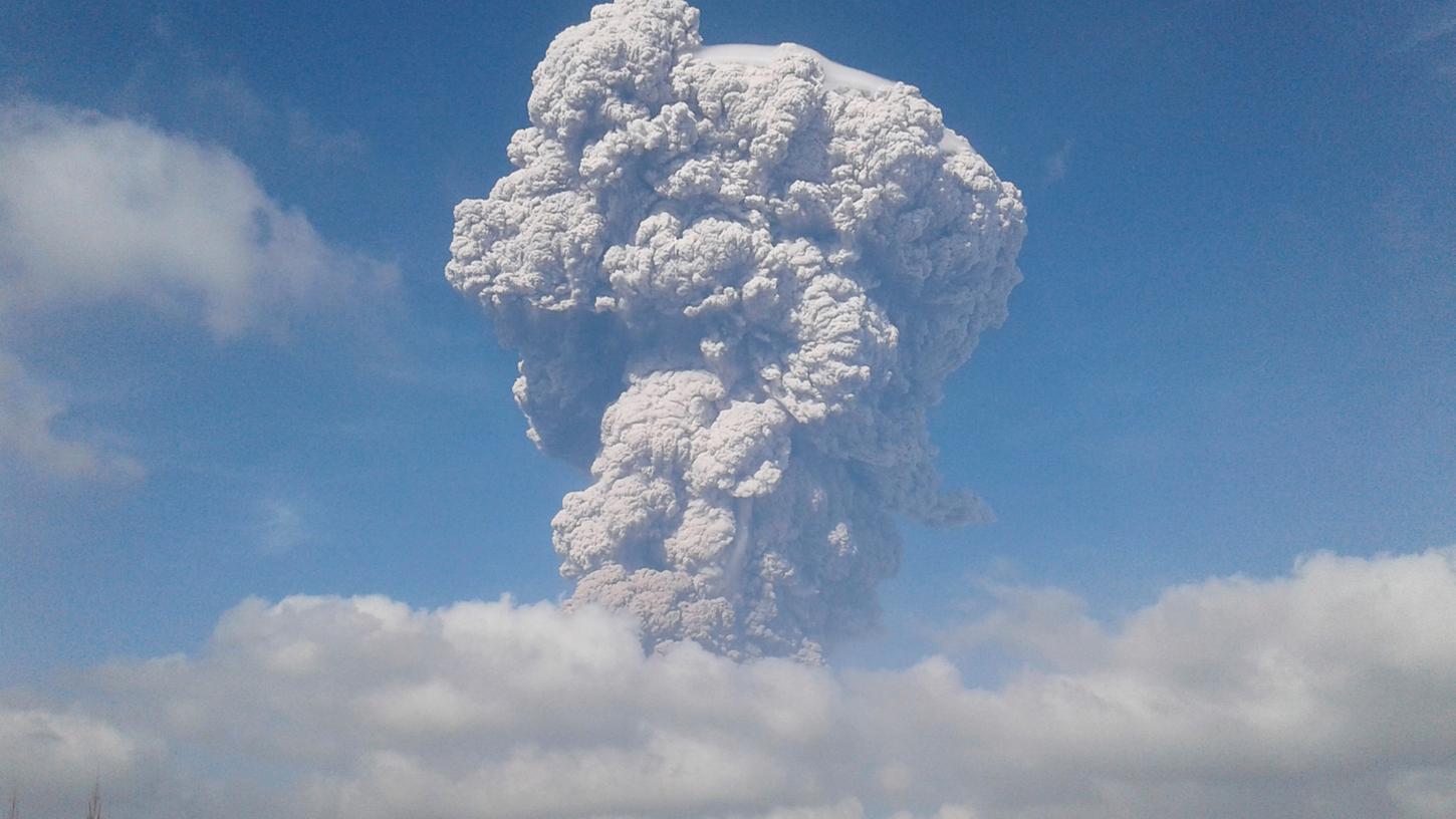 Zum wiederholten Male ist der indonesische Vulkan Sinabung ausgebrochen und hat am Montag eine riesige Aschewolke gen Himmel aufsteigen lassen. Bereits seit 2013 bricht der Vulkan in unregelmäßigen, aber häufigen Abständen aus.