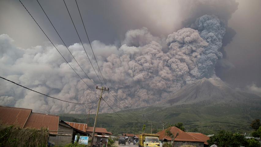 Aschewolke über Indonesien: Vulkan Sinabung bricht aus