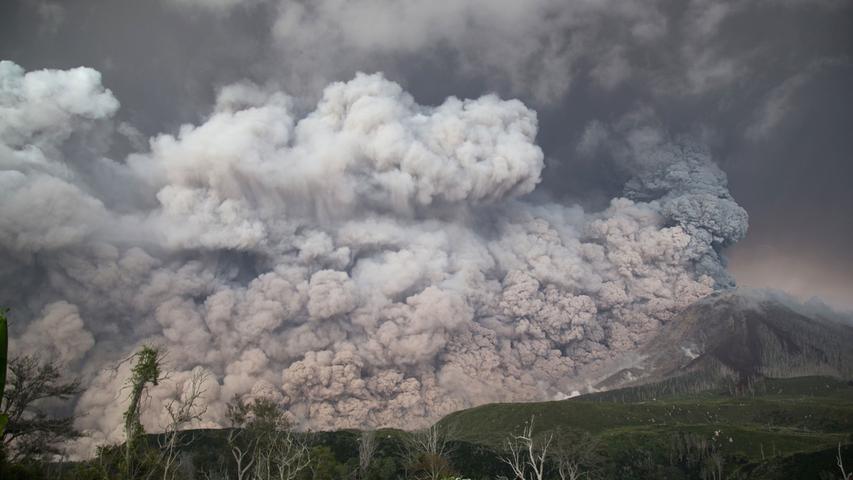 Aschewolke über Indonesien: Vulkan Sinabung bricht aus 