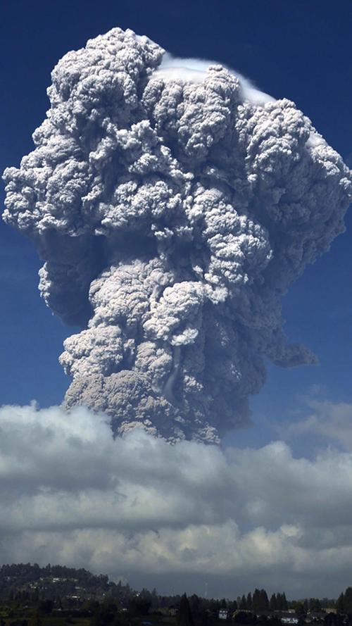 Aschewolke über Indonesien: Vulkan Sinabung bricht aus 