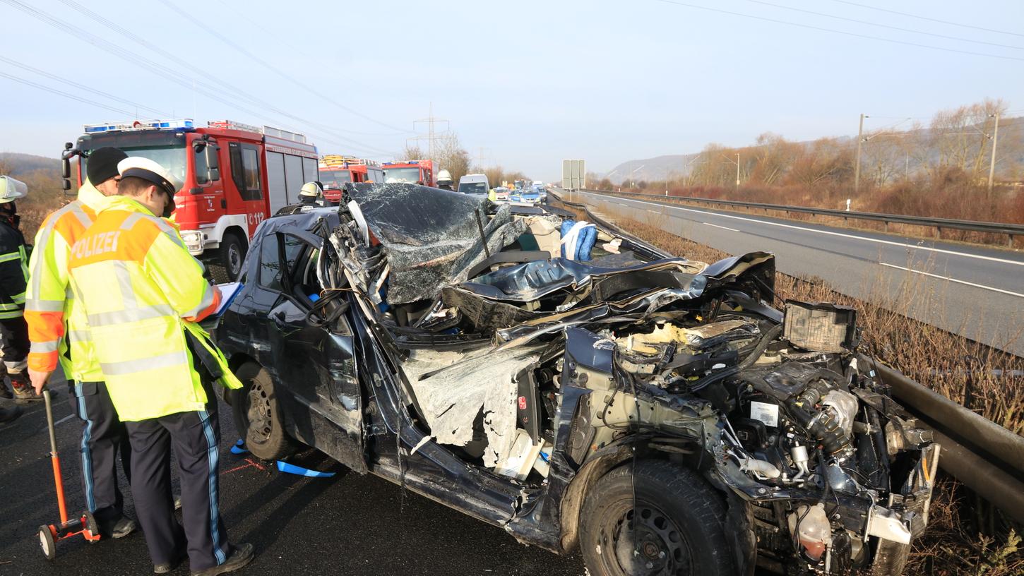 Aus bislang noch ungeklärten Gründen krachte am Montagmorgen ein Peugeot-Fahrer bei voller Fahrt in das Heck eines Lastwagen und musste von den Rettungskräften aus den Überresten seines Fahrzeugs befreit werden.