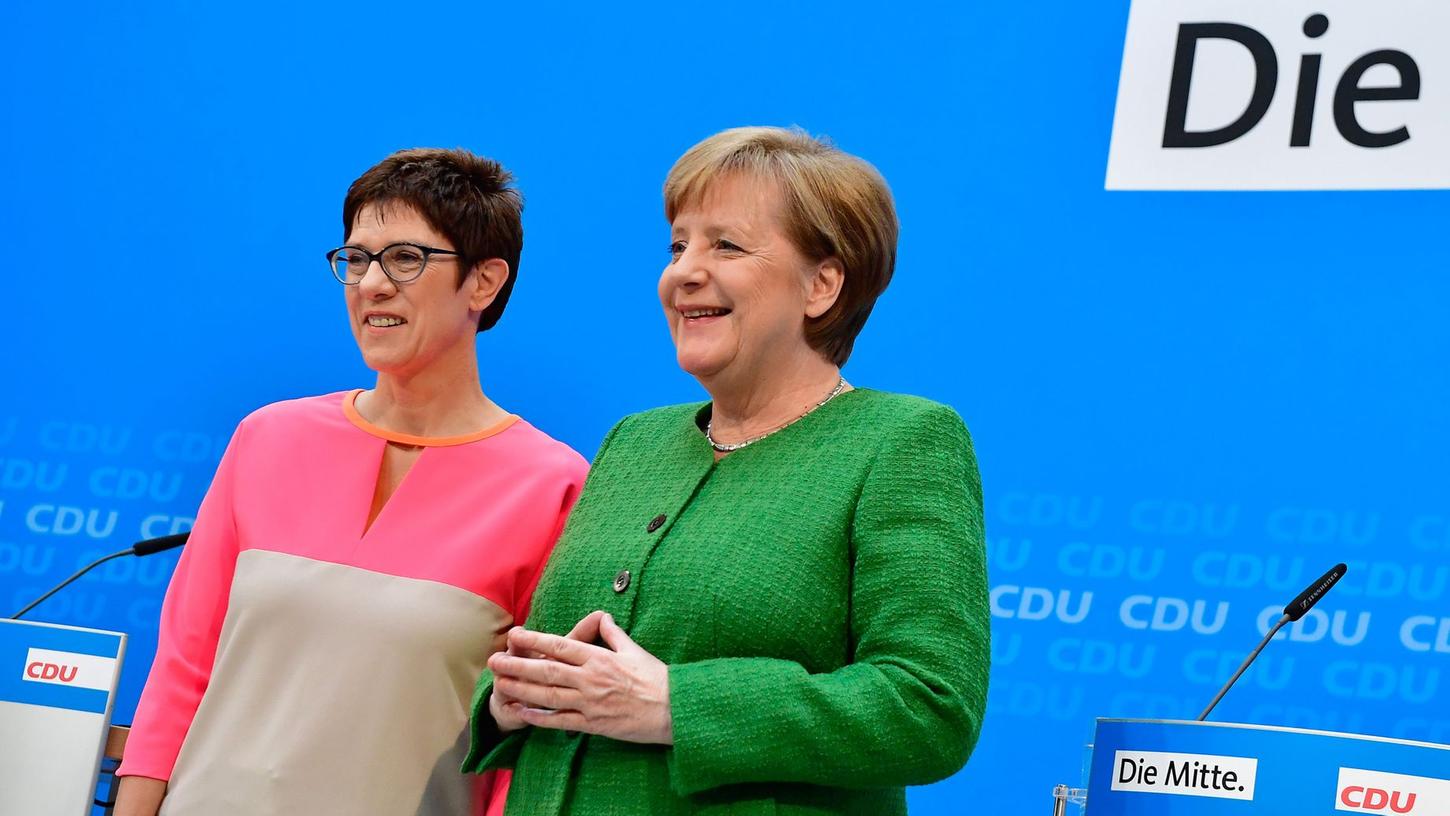 Anscheinend gutes Verhältnis: Kanzlerin Merkel hat Kramp-Karrenbauer als neue CDU Generalsektretärin vorgeschlagen.