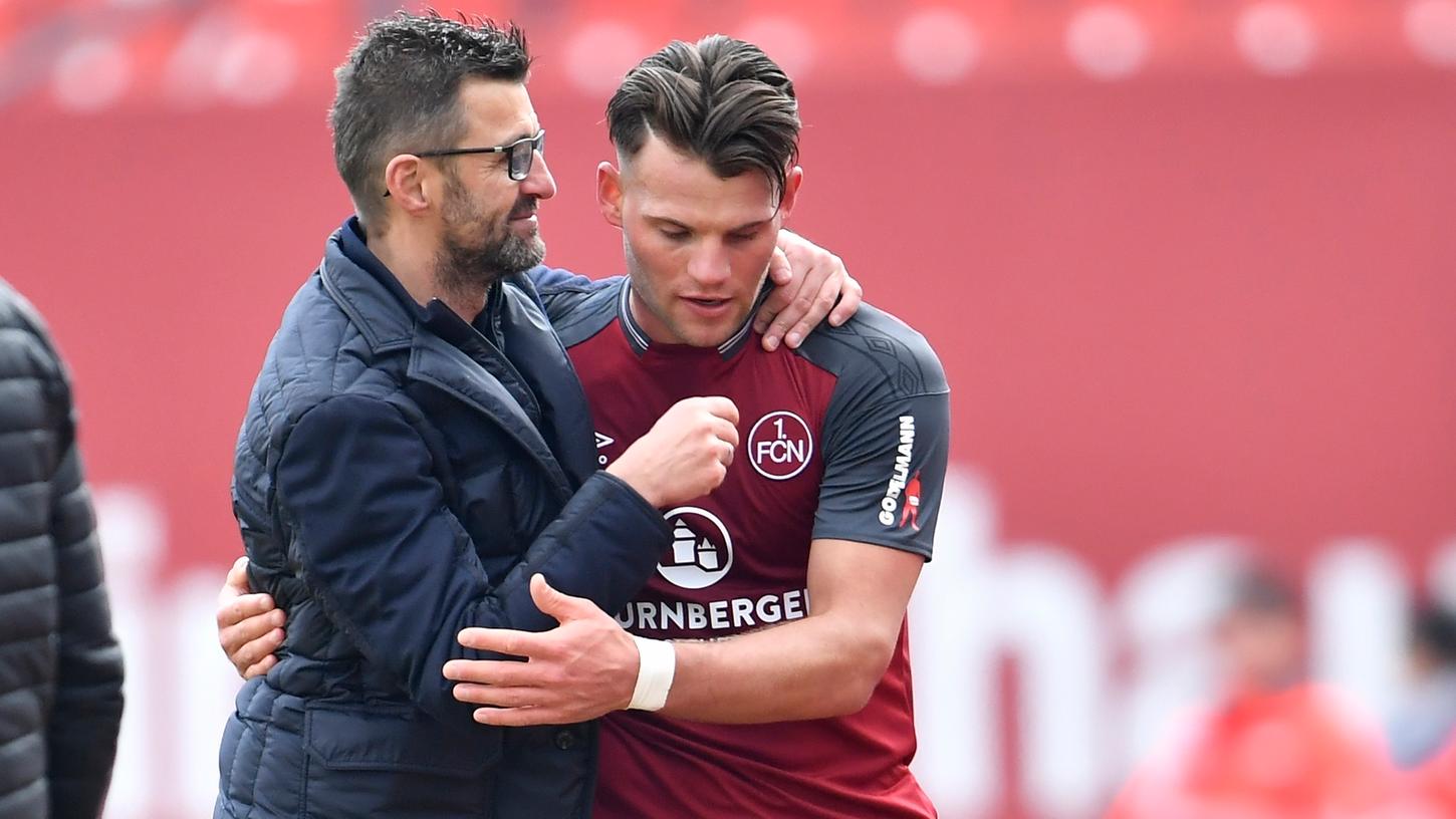 Nach seiner Auswechslung wird Eduard Löwen von Trainer Michael Köllner geherzt. Nach seiner Auswechslung wird Eduard Löwen von Trainer Michael Köllner geherzt.