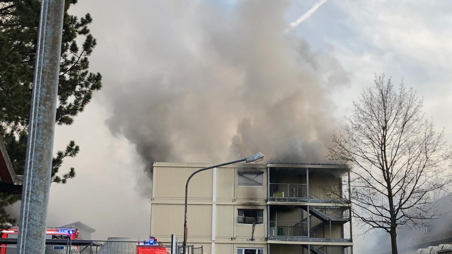Die Flammen haben sich im ersten und zweiten Stock eines Wohncontainers der ZAE ausgebreitet.
