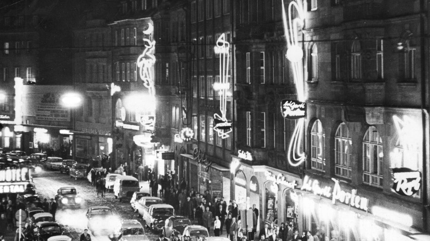 Viele Jahre lang war die Luitpoldstraße - die Aufnahme zeigt einen Silvesterabend Anfang der 1960er Jahre - die Vergnügungsmeile der Stadt. Ihr Schmuddel-Image hat sie bis heute nicht richtig abgelegt. Das sollen neue Restaurants und Kneipen bald ändern.