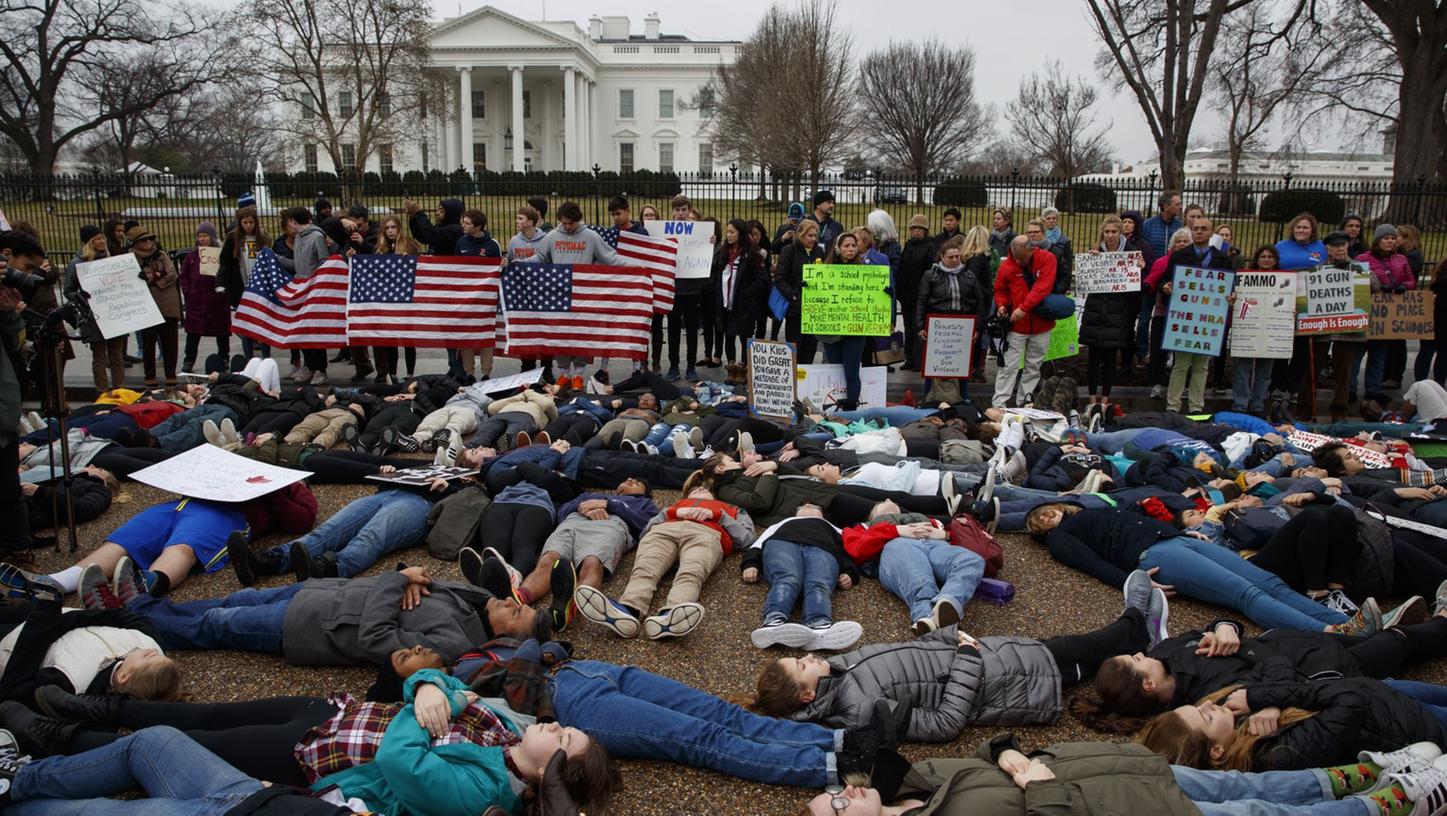 Vor Weißem Haus: Schüler liegen gegen Waffengesetze