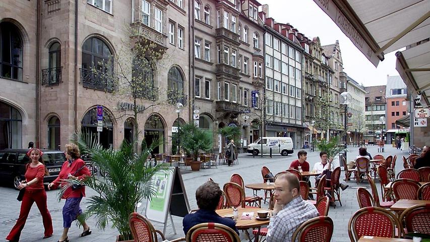 Ein Ort, an dem man gerne Zeit verbringt: So gemütlich wie in dieser Aufnahme von 2004 soll die Luitpoldstraße wieder aussehen, sobald die aufwendigen Bauarbeiten beendet sind.
