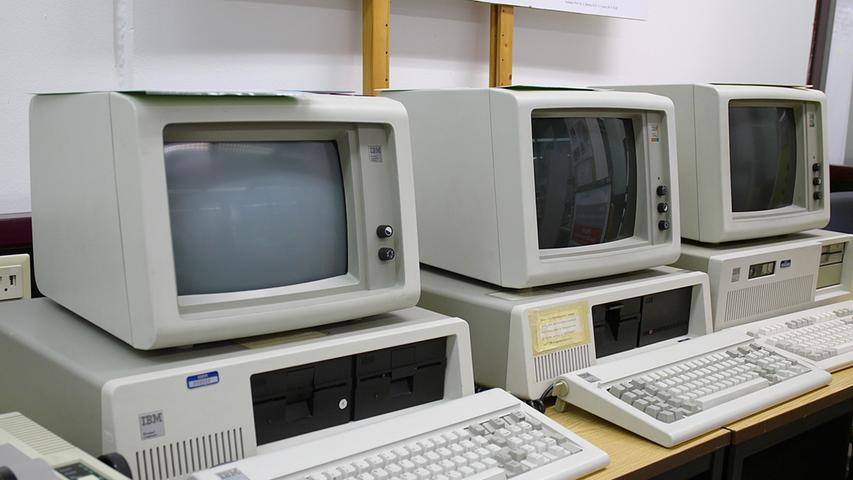 50 Jahre Regionales Rechenzentrum Erlangen (RRZE) der Friedrich-Alexander-Universität Erlangen-Nürnberg (FAU) Ordentlich in Reih und Glied: Allein einer der IBM-PCs aus den frühen 1980er Jahren kostete damals im Grundpreis 8000 D-Mark.