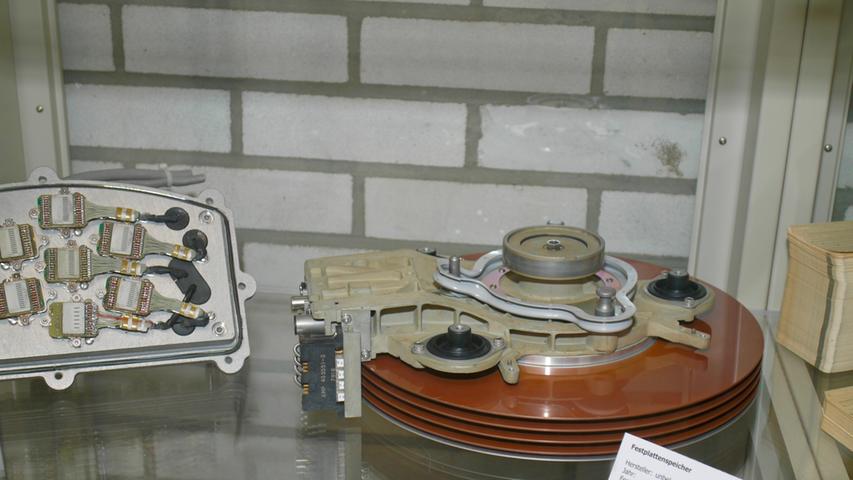 Computertechnik-Ungetüm: ein Festplattenspeicher aus einem unbekannten Rechner.