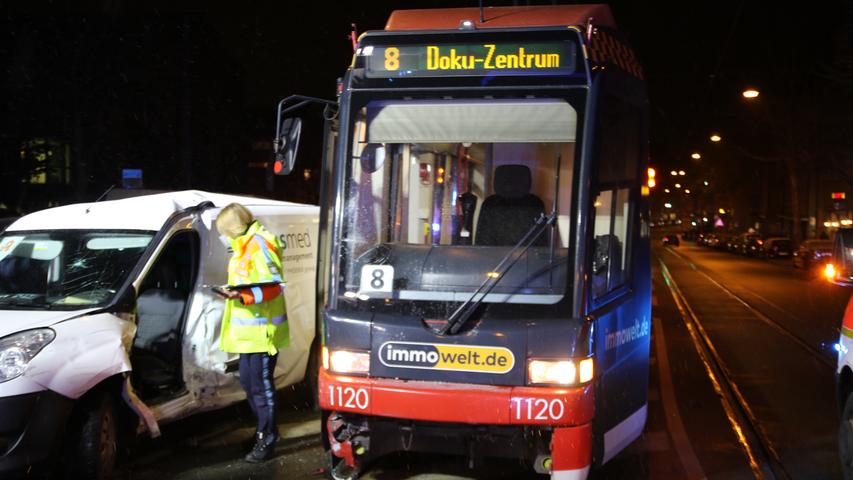 Kollision in der Allersberger Straße: Pkw-Fahrer übersieht Straßenbahn