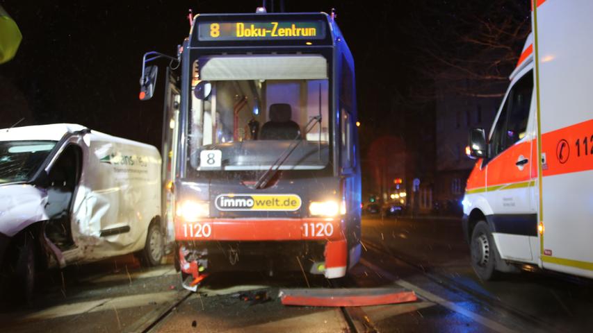 Kollision in der Allersberger Straße: Pkw-Fahrer übersieht Straßenbahn