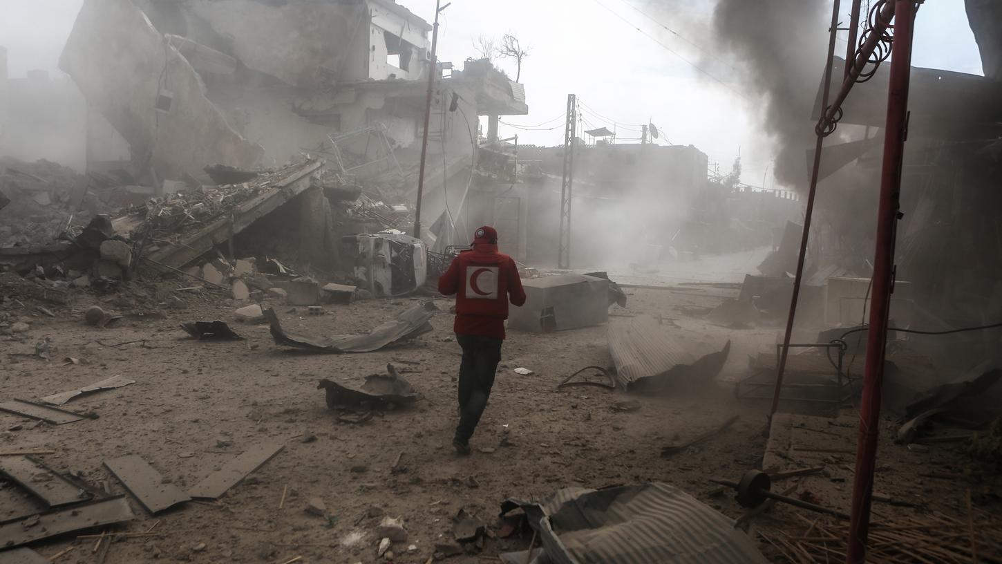 Bombardierungen aus der Luft und Artillerie hatte in einem Rebellengebiet nahe Damaskus (Syrien) mehrere Hundert Tote gefordert. Bombardierungen aus der Luft und Artillerie hatte in einem Rebellengebiet nahe Damaskus (Syrien) mehrere Hundert Tote gefordert.