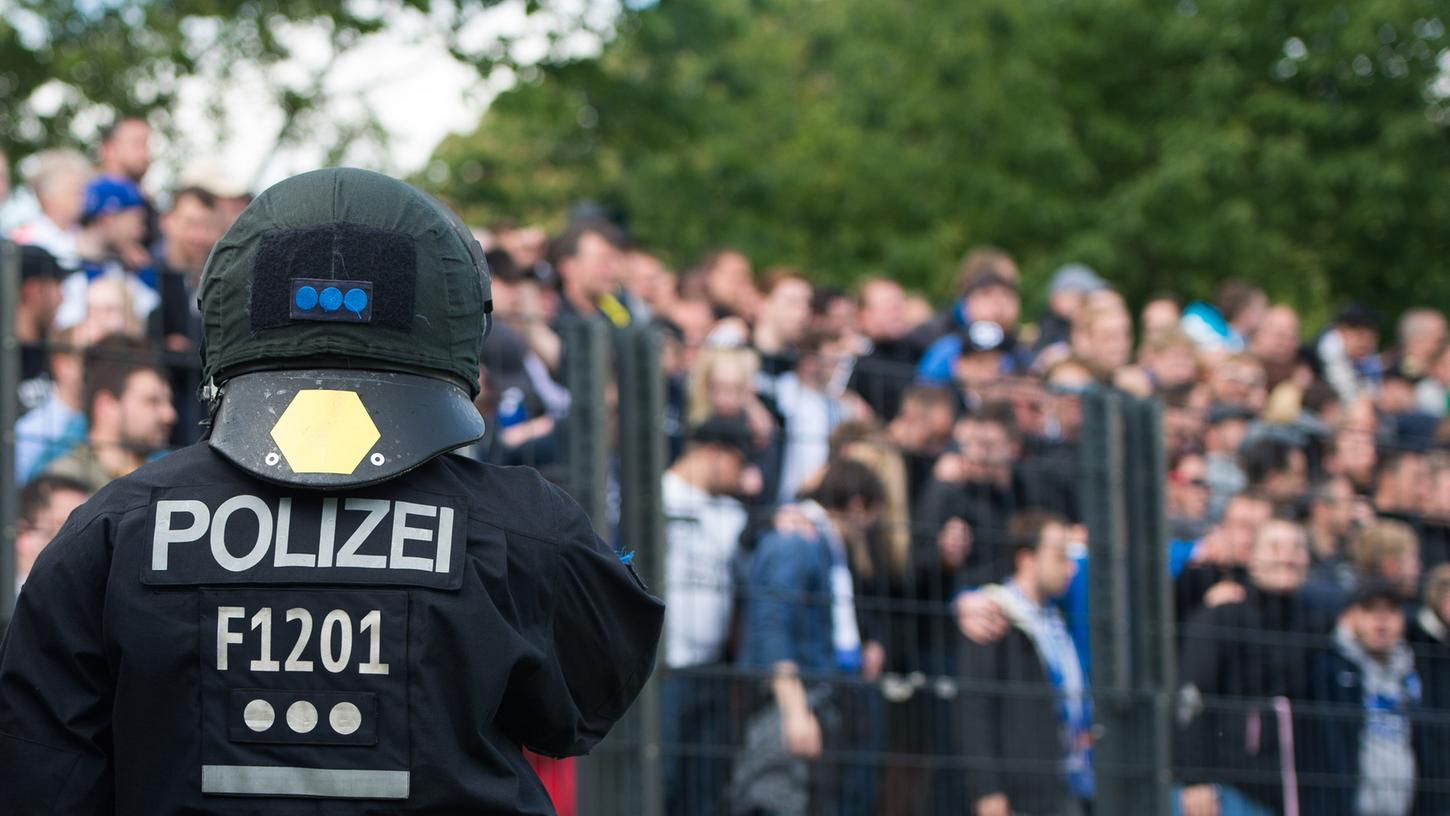 Das Oberverwaltungsgericht Bremen urteilte: Die DFL kann für Polizeieinsätze im Rahmen von Fußballspielen zur Kasse gebeten werden.