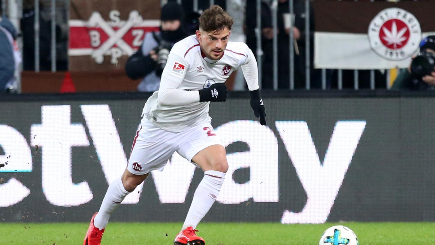 Tim Leibold kam in der laufenden Saison in 25 Pflichtspielen zum Einsatz, erzielte dort drei Treffer und bereitete zwei weitere Tore vor. Tim Leibold kam in der laufenden Saison in 25 Pflichtspielen zum Einsatz, erzielte dort drei Treffer und bereitete zwei weitere Tore vor.