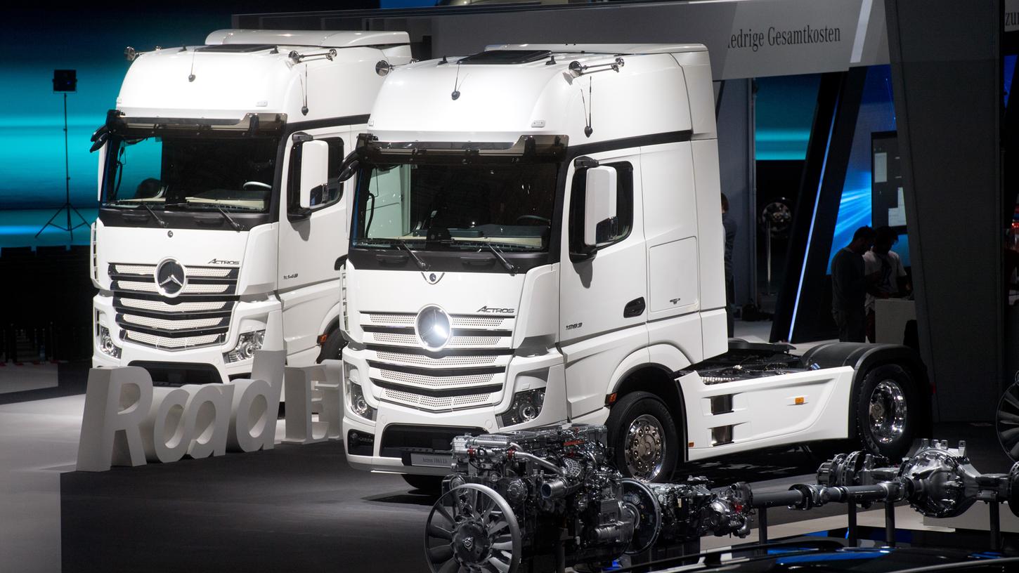Ab dem Jahr 2021 will Daimler Lkws mit elektronischen Antrieb in Serie nehmen. Momentan führt das Unternehmen mit ausgewählten Firmen erste Testfahrten durch.