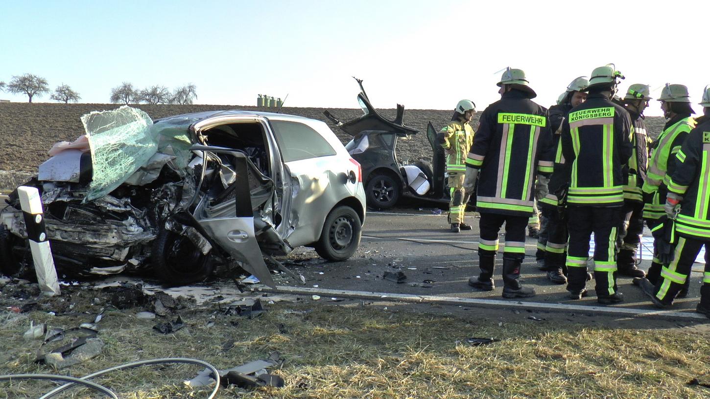 Die 29-jährige Fahrerin eines Toyota Yaris starb durch den Frontalzusammenstoß mit einem entgegenkommenden Pkw auf tragische Weise.
