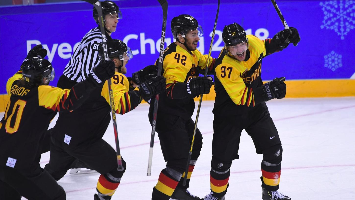 Eine faustdicke Überraschung im Viertelfinale des Olympischen Eishockeyturniers: Das deutsche Team schlägt Schweden dank des Siegtreffers von Patrick Reimer (re.) mit 4:3 nach Verlängerung und steht im Halbfinale.