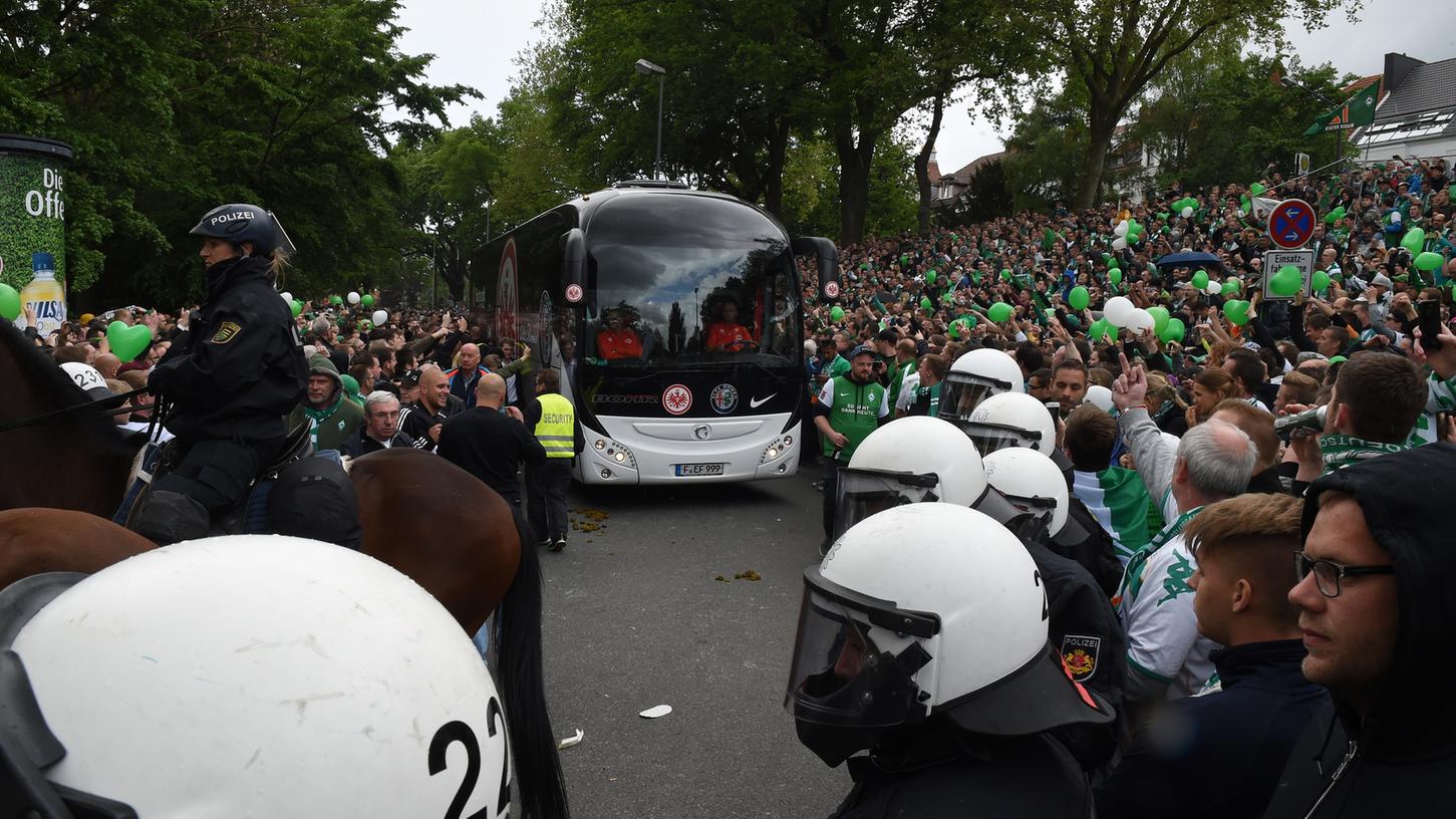 Polizisten mit Pferden, Helmen und Waffen - die Zahl der eingeleiteten Strafverfahren rund um Fußballspiele bewegt sich aber im Promillebereich.