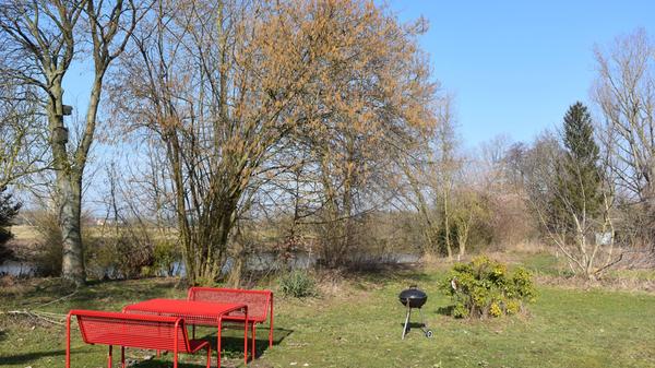 Im Jahr 2017 wurden rot-lackierte Tischkombinationen und Liegestühle aufgestellt.