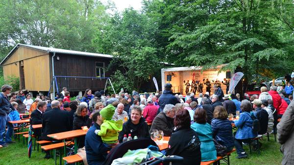 Gleichzeitig gab es dort das traditionelle Sonnenwendfest, ...