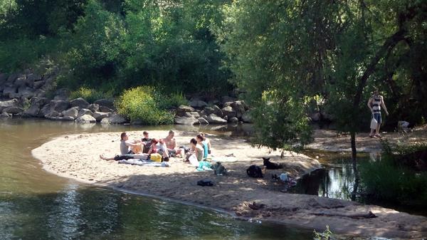 Im Sommer: ein wahres Badeidyll an der Regnitz bei der Wöhrmühle.