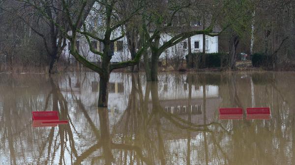 Auch gab es ein Hochwasser: Der Regnitzgrund in Erlangen war weitestgehend überschwemmt. Der höchste Pegelstand war mit 4,20 Meter erreicht.