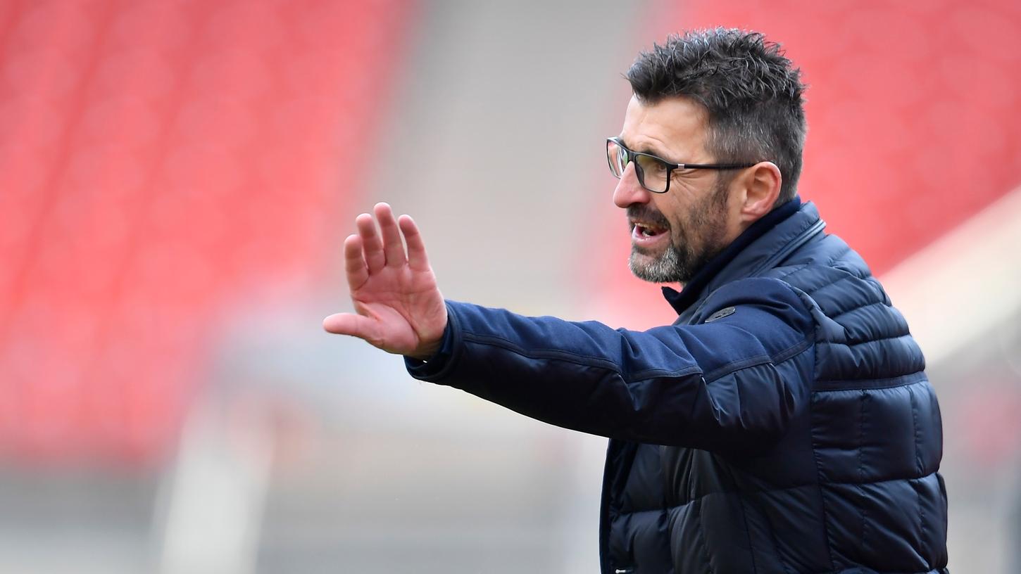 Kann sich eine Spitze gegen den geringen Zuschauerzulauf nicht verkneifen: Club-Trainer Michael Köllner. Kann sich eine Spitze gegen den geringen Zuschauerzulauf nicht verkneifen: Club-Trainer Michael Köllner.