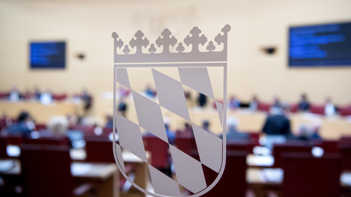 Der bayerische Landtag hat am Freitag den Weg für zehn Extra-Milliarden für die Bewältigung der Coronakrise freigemacht.