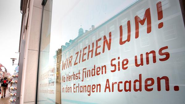 Erste Schilder kündigten in der Innenstadt schon an, dass manche Geschäfte bald in den neuen Einkaufskomplex umziehen werden.