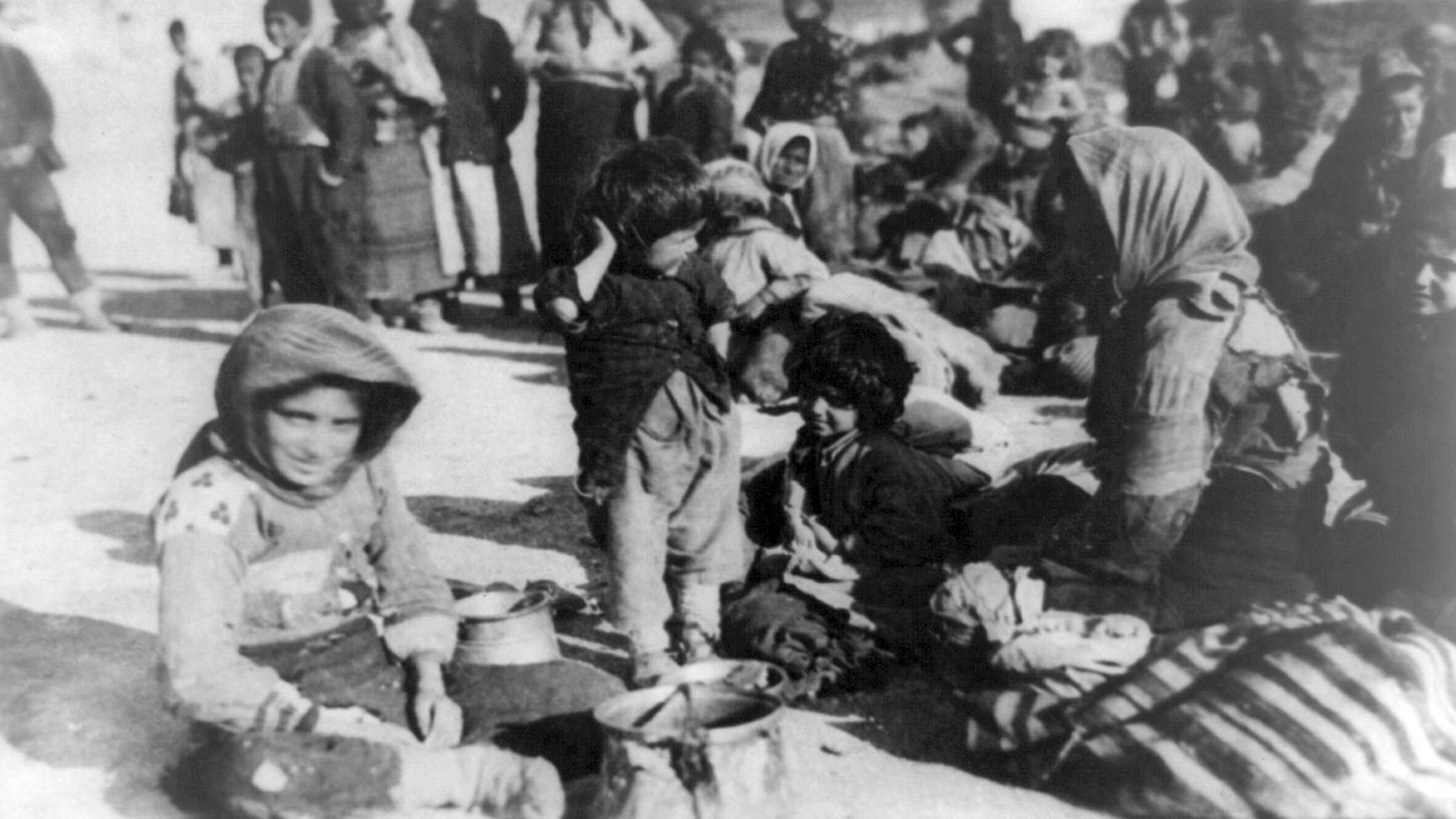 Eine Gruppe armenischer Flüchtlinge aus dem osmanischen Reich im Jahr 1915.