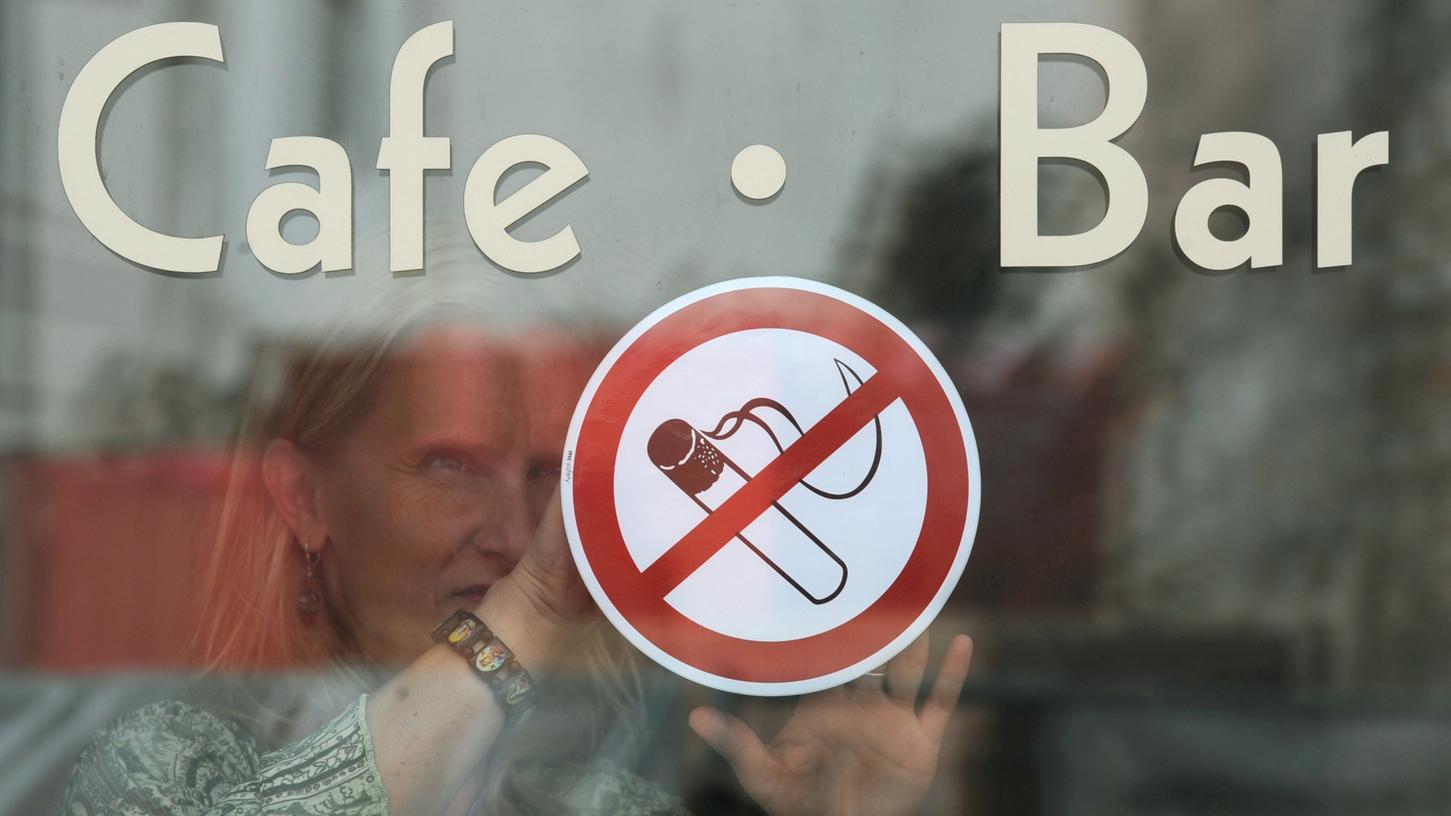 Dass in Restaurants nicht geraucht werden muss, davor muss in Bayern eigentlich schon gar nicht mehr gewarnt werden - jeder im Freistaat weiß es.