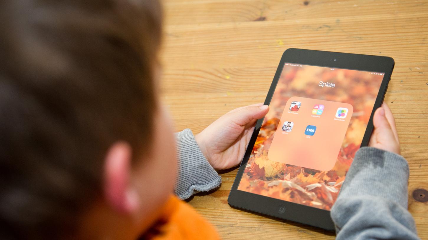 Nach einer Umfrage spricht sich ein großer Teil der Erzieher in deutschen Kitas für einen geförderten Umgang mit digitalen Medien aus, um die Kinder frühzeitig mit Algorithmen und Co. vertraut zu machen.