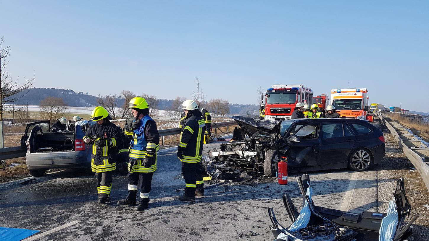 Der Audifahrer wurde von der Feuerwehr aus dem vollkommen zerstörten Fahrzeug geborgen.