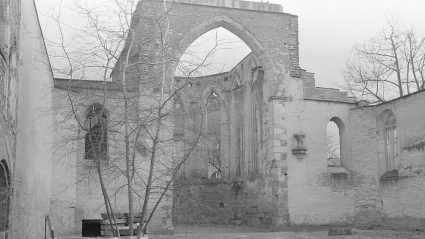 Zu den Sehenswürdigkeiten von Nürnberg zählt auch heute noch die Ruine von St. Katharina (links ein Blick in das Kirchenschiff), die ihre gotische Architektur noch immer bewahrt. Das ehemalige Klostergebäude soll ein neues Zentrum für kulturelle Veranstaltungen werden. Hier geht es zum Kalenderblatt vom 25. Februar 1968: Ein Spiel erweckt alte Ruine