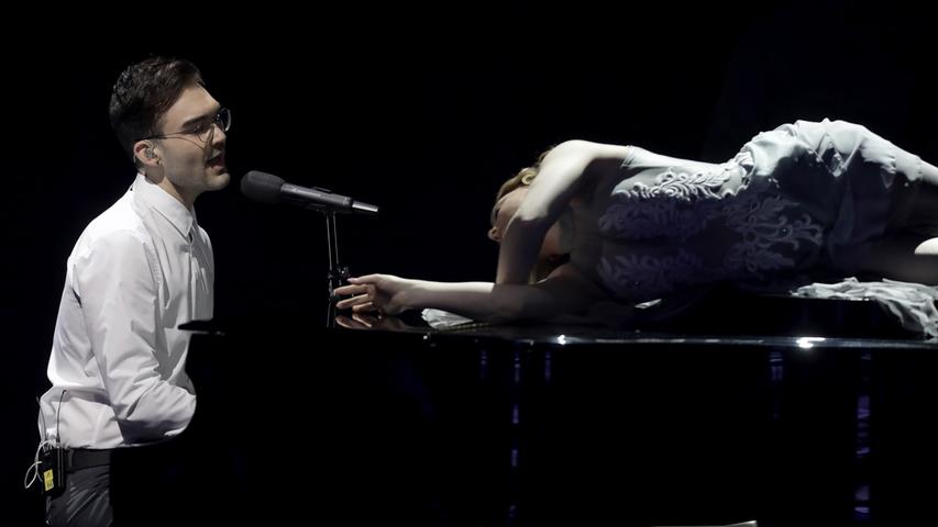 Kandidat Ryk begeisterte bei "You and I" am Klavier, auf dem sich während des Songs eine Sängerin räkelte.