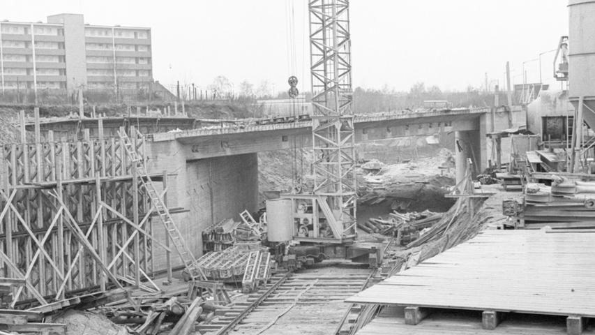 Erste U-Bahn-Zeichen: zwischen Neuselsbrunn und Zollhaus ist der Brückenbau in Gang. Hier geht es zum Kalenderblatt vom 27. Februar 1968: "Narrenschlange im Flockentanz".