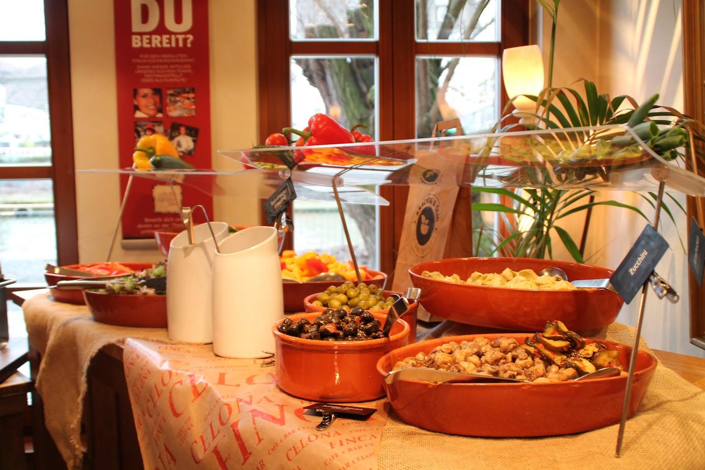 Am Wochenende (Samstag und Sonntag) sowie an Feiertagen (9 bis 14 Uhr) werden in der Finca & Bar Celona für 12,95 Euro verschiedene Brötchen, Brote und Croissants, Aufstriche, Wurst-und Käseplatten, Tomate-Mozzarella, Lachs, ein Salat- und ein Dessertbuffet sowie eine Omelett- und eine Waffelstation angeboten. Für Kinder gibt es eine eigene Station mit Leckereien. Bis zu einem Alter von einschließlich fünf Jahren essen sie bei ihren Eltern mit, zwischen sechs und 12 Jahren gilt die Hälfte des regulären Preises.