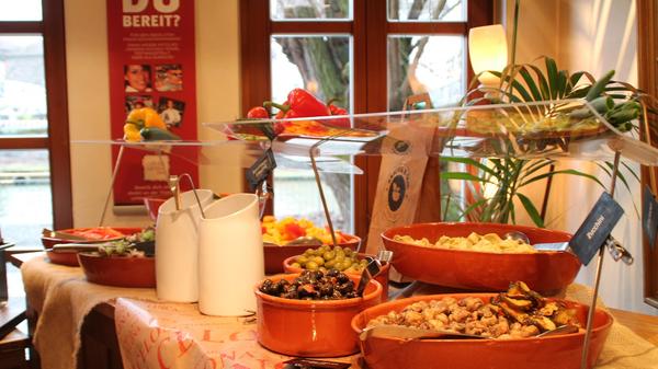 Am Wochenende (Samstag und Sonntag) sowie an Feiertagen (9 bis 14 Uhr) werden in der Finca & Bar Celona für 12,95 Euro verschiedene Brötchen, Brote und Croissants, Aufstriche, Wurst-und Käseplatten, Tomate-Mozzarella, Lachs, ein Salat- und ein Dessertbuffet sowie eine Omelett- und eine Waffelstation angeboten. Für Kinder gibt es eine eigene Station mit Leckereien. Bis zu einem Alter von einschließlich fünf Jahren essen sie bei ihren Eltern mit, zwischen sechs und 12 Jahren gilt die Hälfte des regulären Preises.