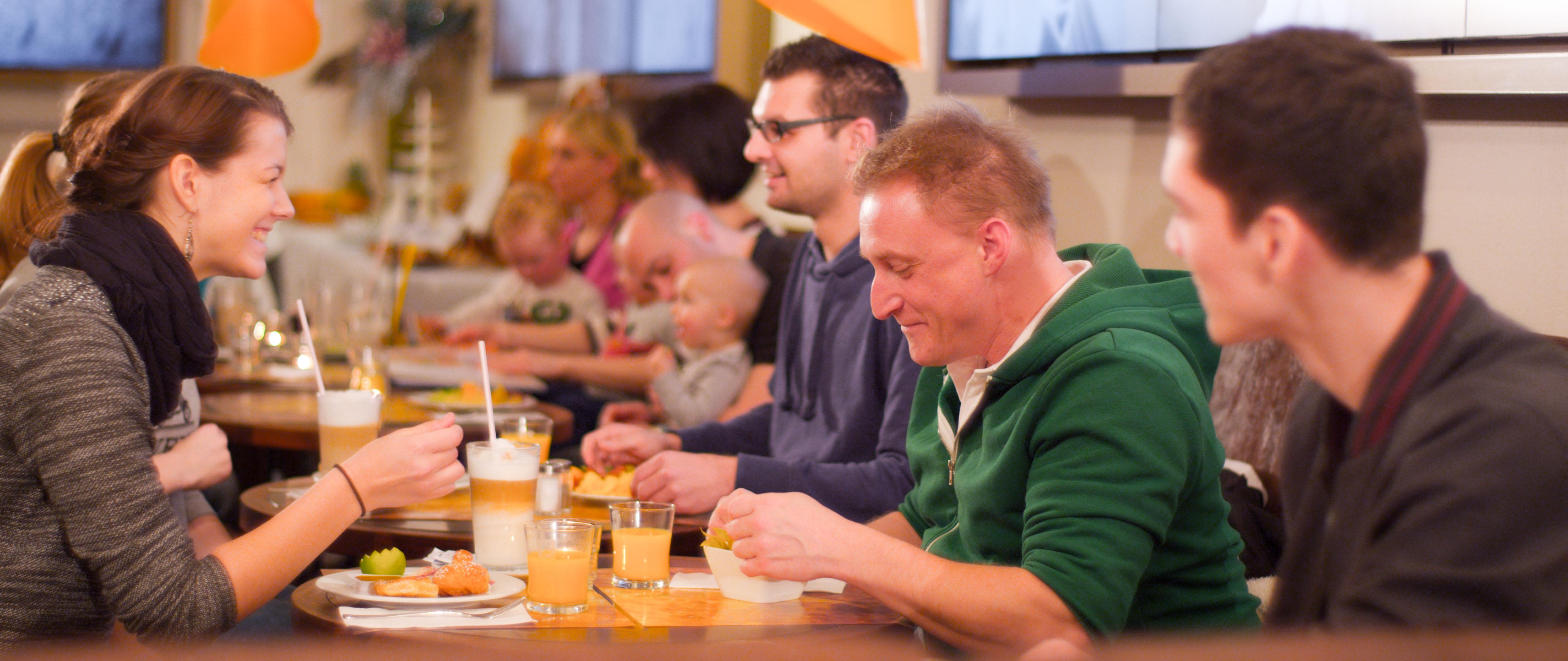 Kino und Brunch kombiniert auch das Cinecitta. Ein klassisch-kontinentales Frühstücksbuffet mit Gebäck, Eiern, warmen Speisen und Leckereien aus der asiatischen Küche gibt es hier für 20 Euro pro Erwachsenem (inklusive Kaffee und Saft). Wer danach ins Kino will, erhält einen Rabatt von zwei Euro aufs Ticket. Für Familien interessant: Kleine Brunch-Gäste können immer um 11 Uhr im Nebensaal einen Kinderfilm angucken (Preis dafür: 3,40 Euro).