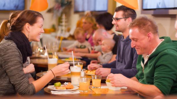 Kino und Brunch kombiniert auch das Cinecitta. Ein klassisch-kontinentales Frühstücksbuffet mit Gebäck, Eiern, warmen Speisen und Leckereien aus der asiatischen Küche gibt es hier für 20 Euro pro Erwachsenem (inklusive Kaffee und Saft). Wer danach ins Kino will, erhält einen Rabatt von zwei Euro aufs Ticket. Für Familien interessant: Kleine Brunch-Gäste können immer um 11 Uhr im Nebensaal einen Kinderfilm angucken (Preis dafür: 3,40 Euro).