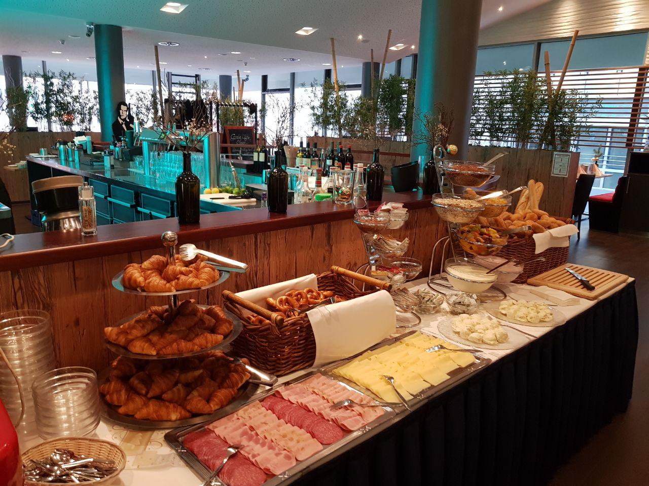 Erst Brunchen, dann ins Kino. So funktioniert die Frühstücks-Kombi (10:30 bis 14:30 Uhr, Preis: 30 Euro) im Restaurant First Floor im Admiral Filmpalast. Wer sich ausschließlich mit dem Brunchbuffet (bestehend aus kalten und warmen Gerichten sowie Dessert-Buffet mit Tiramisu, Fruchtsalat, einem Schokobrunnen und Eis) beschäftigen mag, zahlt 23 Euro. Im Preis enthalten: Kaffee und O-Saft.